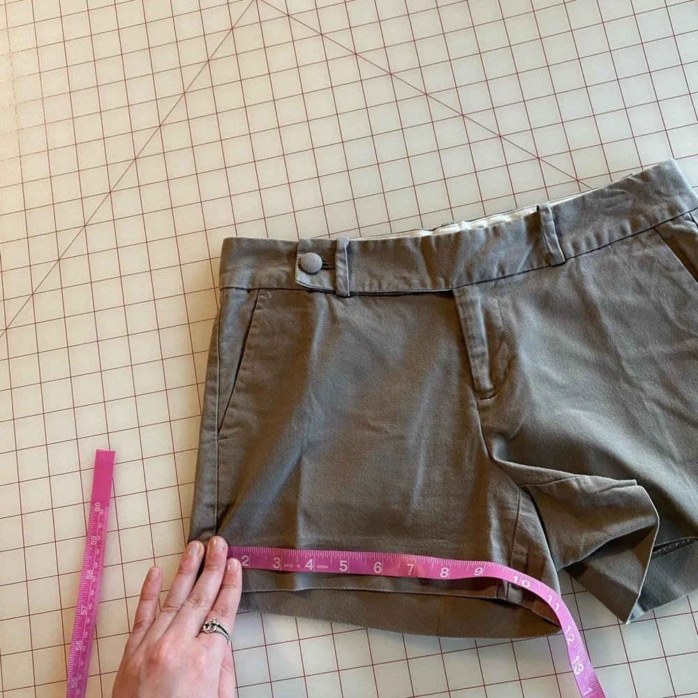 Banana Republic tan beige size 2 petite 2p bermuda casual summer shorts